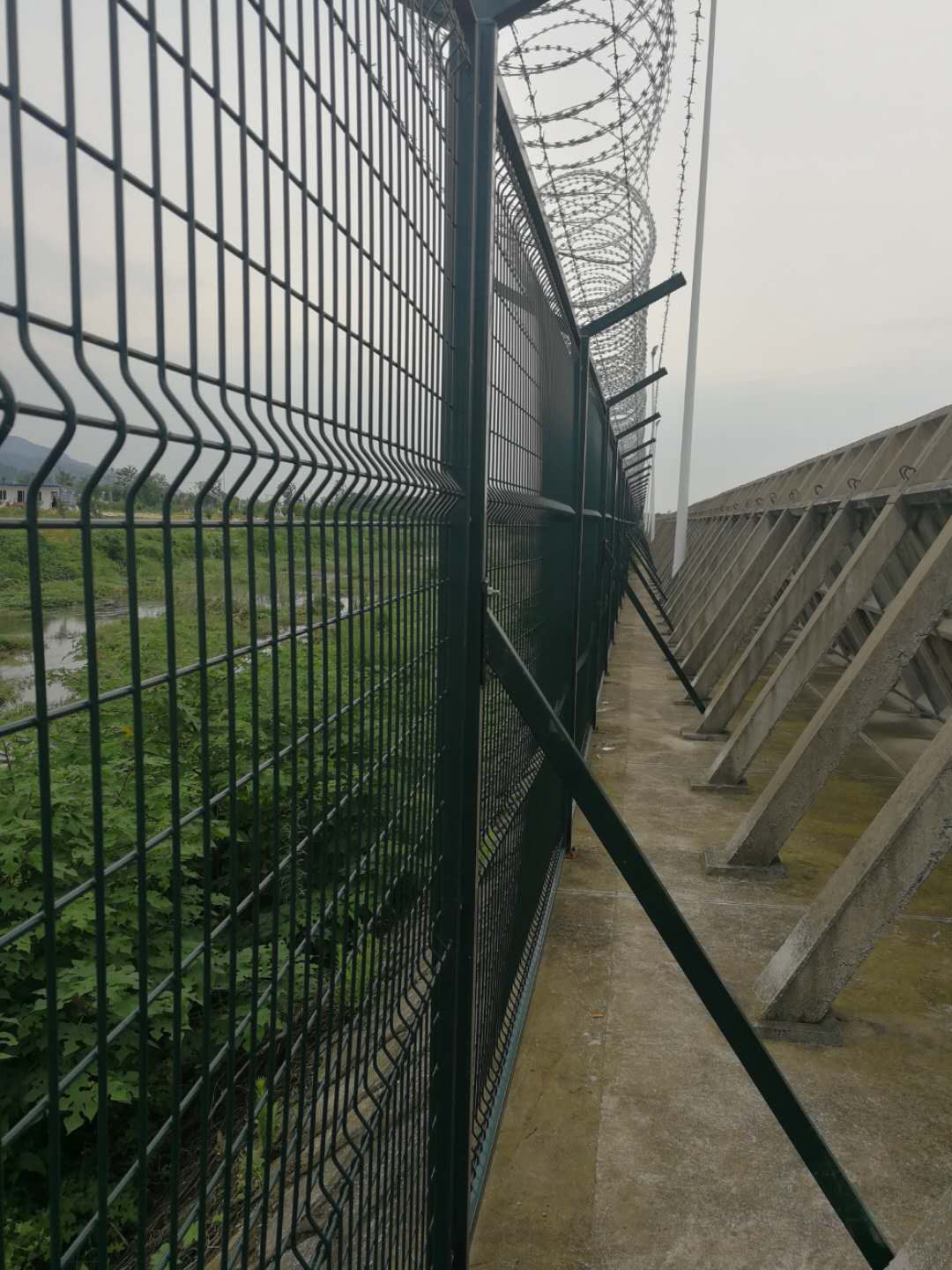 機(jī)場編織防護(hù)隔離圍界圖片1