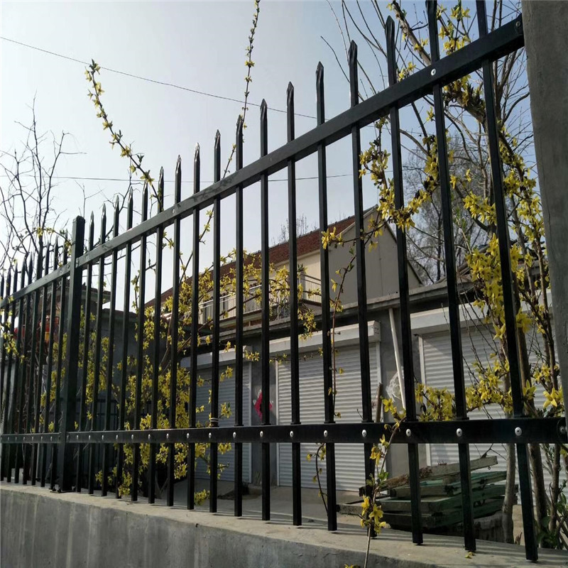 單向彎鋅鋼護(hù)欄圖片3